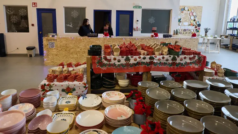 Tienda de venta de vajilla al peso 'A Mercadoria' en la Calle D, 9 de Polígono de Talluntxe. IÑIGO ALZUGARAY