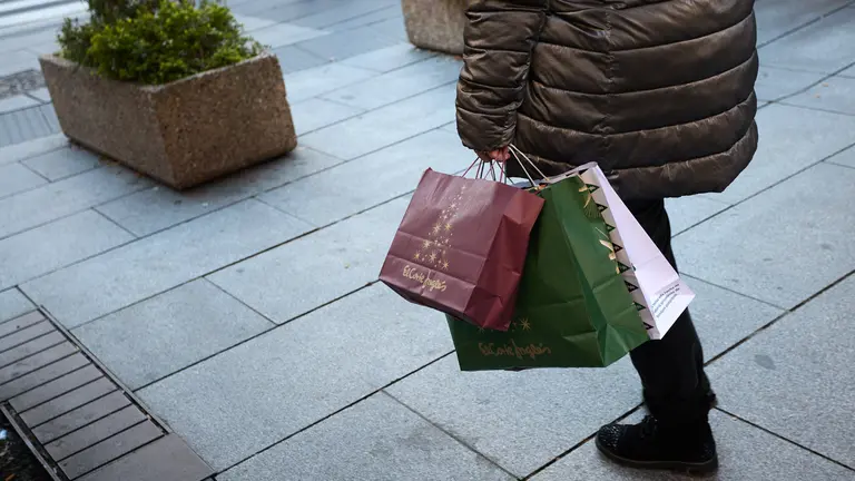 Compras navideñas en Pamplona. IÑIGO ALZUGARAY