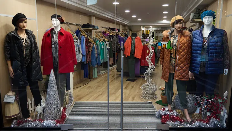 Compras navideñas en Pamplona. IÑIGO ALZUGARAY