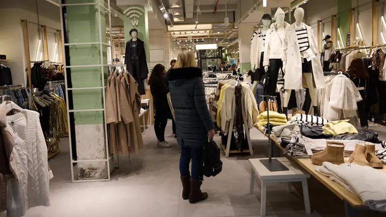 Compras navideñas en Pamplona. IÑIGO ALZUGARAY