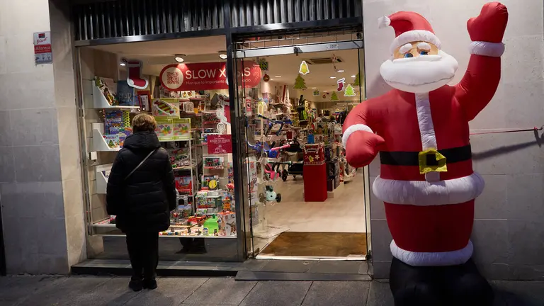 Compras navideñas en Pamplona. IÑIGO ALZUGARAY