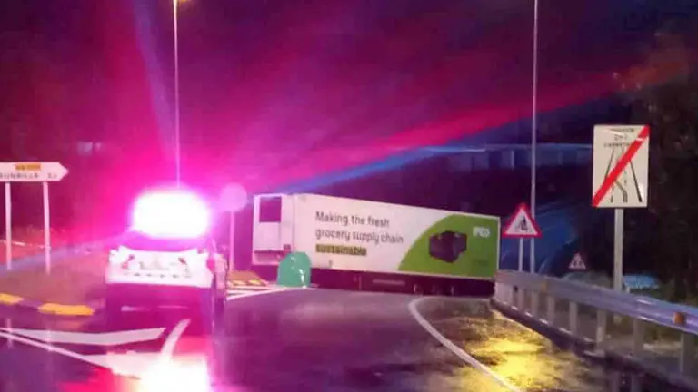 Dej&oacute; el remolque del cami&oacute;n en medio de la calzada. GUARDIA CIVIL