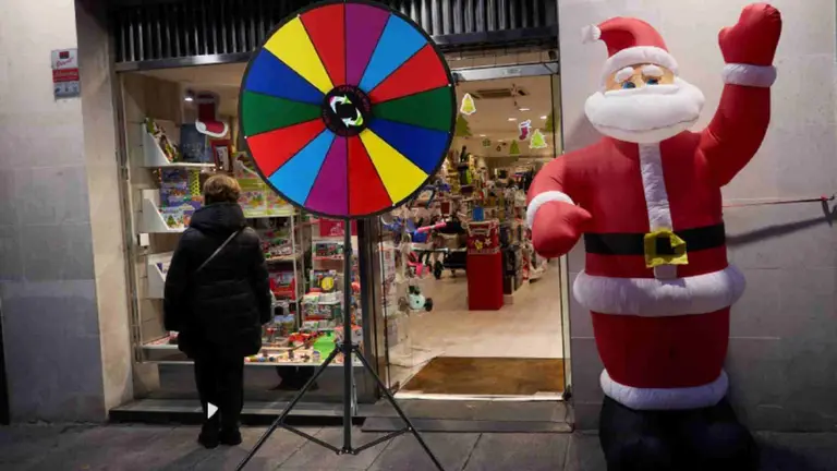 Una ruleta repartirá miles de premios directos gratis en Pamplona esta Navidad. ÍÑIGO ALZUGARAY