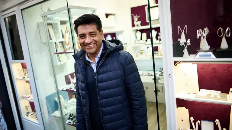 Marco Antonio Quiroz, de la joyería Choice Plata en la calle Mercaderes 10. PABLO LASAOSA