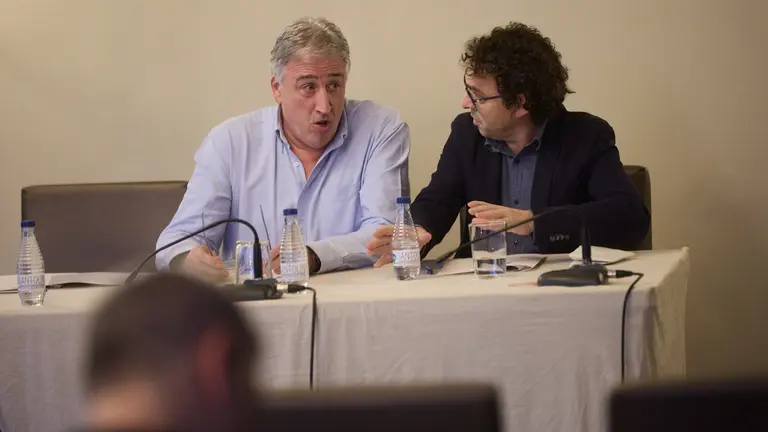 Los portavoces de los grupos municipales, Joseba Asiron (EH Bildu), Mikel Armendáriz (Geroa Bai) y Txema Mauleón (Contigo-Zurekin) han firmado esta este miércoles el programa de gobierno para el Ayuntamiento de Pamplona, que hará alcalde a Joseba Asiron tras la moción de censura contra Cristina Ibarrola /UPN) del próximo 28 de diciembre. IÑIGO ALZUGARAY