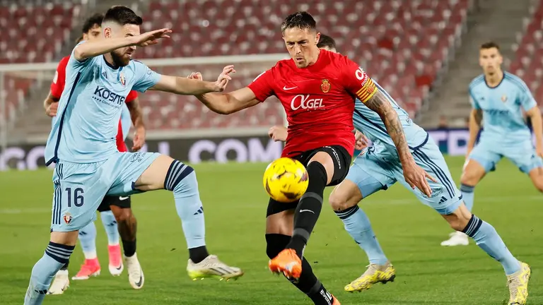 El defensa del Mallorca Antonio Ra&iacute;llo (d) disputa el bal&oacute;n frente a Moi G&oacute;mez (i), centrocampista del Osasuna, durante el encuentro de la jornada 18 de LaLiga entre el RCD Mallorca y el CA Osasuna, este jueves en el Estadio de Son Moix, en Mallorca. EFE/ Cati Cladera