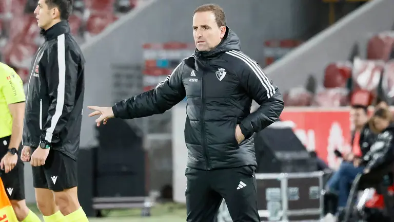 PALMA DE MALLORCA, 21/12/2023.- El entrenador del Osasuna, Jagoba Arrasate, durante el encuentro de la jornada 18 de LaLiga entre el RCD Mallorca y el CA Osasuna, este jueves en el Estadio de Son Moix, en Mallorca. EFE/ Cati Cladera