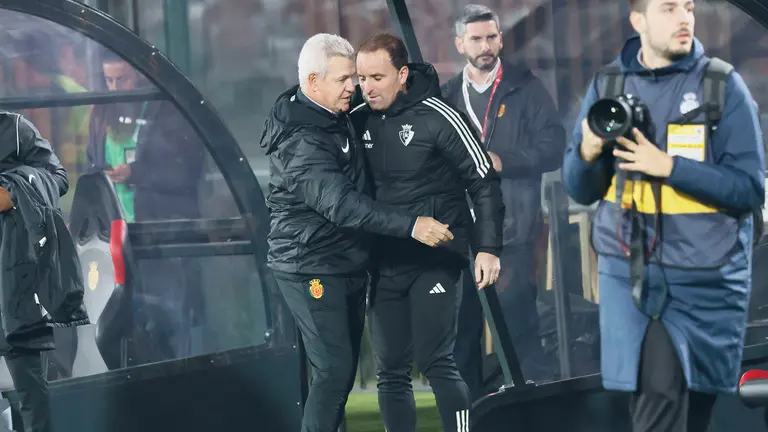 El entrenador del Mallorca, Javier Aguirre (i), saluda al entrenador del Osasuna, Jagoba Arrasate (d), antes del encuentro de la jornada 18 de LaLiga entre el RCD Mallorca y el CA Osasuna, este jueves en el Estadio de Son Moix, en Mallorca. EFE/ Cati Cladera