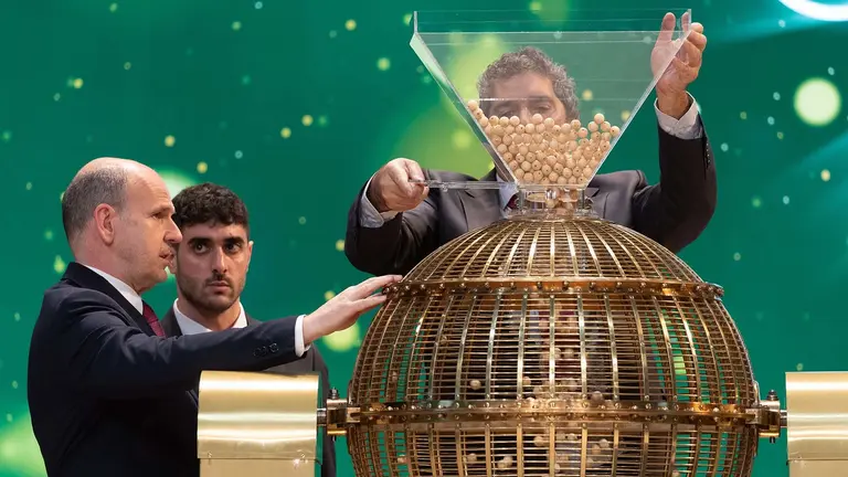 Varios hombres preparan el bombo para el Sorteo Extraordinario de la Loter&iacute;a de Navidad 2023 en el Teatro Real de Madrid. Eduardo Parra / Europa Press