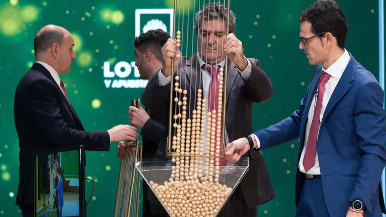 Varios hombres preparan el bombo para el Sorteo Extraordinario de la Loter&iacute;a de Navidad 2023. EDUARDO PARRA / EUROPA PRESS