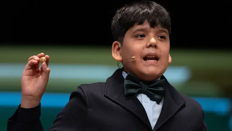 Francisco Moreno cantan un quinto premio, el número 45.353 durante el Sorteo Extraordinario de la Lotería de Navidad 2023. EDUARDO PARRA / EUROPA PRESS