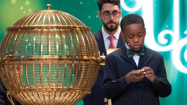 &Aacute;ngel Abaga Elebiyo de la Residencia de San Ildefonso canta premios durante el Sorteo Extraordinario de la Loter&iacute;a de Navidad 2023. EDUARDO PARRA / EUROPA PRESS