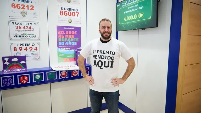 Adolfo Mendizabal, de la lotería de La Morea, donde ha caído El Gordo del sorteo de la lotería de Navidad. PABLO LASAOSA