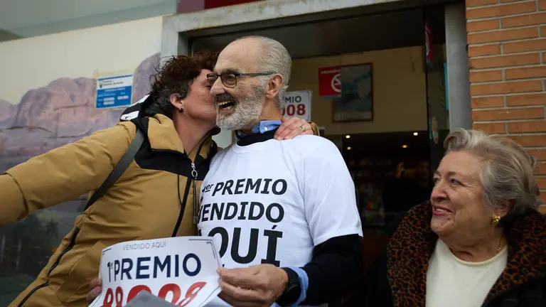 Santiago Gómez ha vendido tres décimos del 88.008 El Gordo de la Lotería de Navidad en un estanco de la calle Magdalena en el barrio de la Txantrea de Pamplona y ha repartido un en total de 1,2 millones de euros. IÑIGO ALZUGARAY