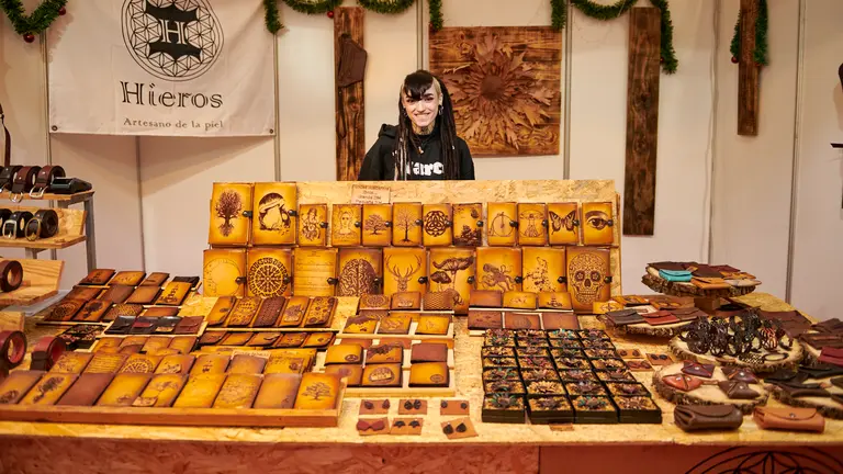 Amaia Elorza en el puesto del taller Hieros en la Feria de Navidad de la Plaza de Toros de Navarra. IRANZU LARRASOA&Ntilde;A