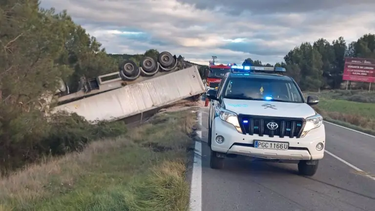 Imagen del cami&oacute;n volcado en Lodosa. GUARDIA CIVIL