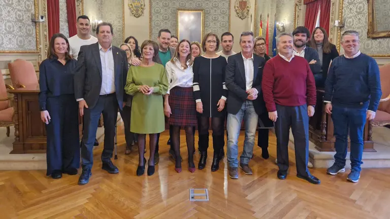 Fotograf&iacute;a de grupo con los empleados del Ayuntamiento de Tudela jubilados. CEDIDA