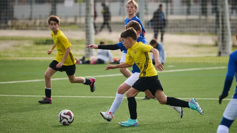 Hermanas &Uacute;riz Pi se enfrenta a Luis Amig&oacute; durante la primera jornada del Torneo Interescolar de Osasuna en Tajonar. PABLO LASAOSA