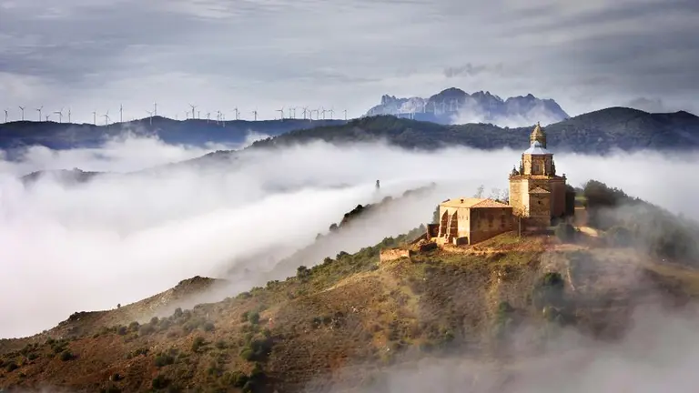 La bas&iacute;lica de San Gregorio en Sorlada y al fondo la sierra de Cod&eacute;s. @VisitNavarra
