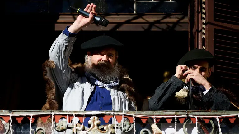 Olentzero ha entrado este domingo por primera vez en el Ayuntamiento de Pamplona, donde ha saludado desde el balc&oacute;n a las numerosas personas congregadas en la Plaza Consistorial y ha deseado una feliz Navidad a ni&ntilde;os y mayores. EFE/I&ntilde;aki Porto