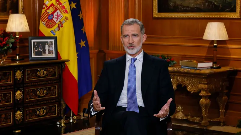 l rey Felipe VI en su tradicional mensaje de Navidad, el d&eacute;cimo de su reinado, en el que ha apelado al cumplimiento de la Constituci&oacute;n como garant&iacute;a de uni&oacute;n y de progreso, al advertir de que si no se respeta, &ldquo;no hay democracia ni convivencia posibles&rdquo;, tampoco ley, ni paz, ni libertad, sino &ldquo;imposici&oacute;n y arbitrariedad&rdquo;. EFE/ Ballesteros   POOL