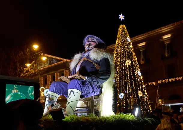 Desfile del Olentzero por las calles de Pamplona. IÑIGO ALZUGARAY