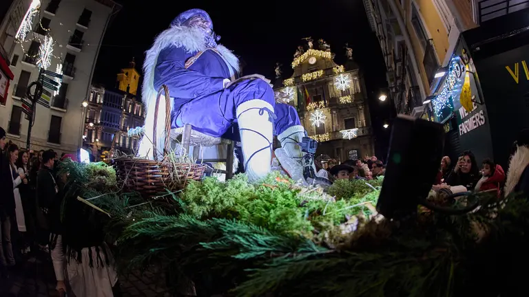 La alcaldesa de Pamplona, Cristina Ibarrola, coloca un pañuelo a la figura del Olentzero en la Plaza del Ayuntamiento. IÑIGO ALZUGARAY
