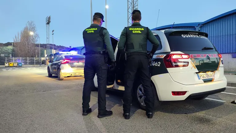 Una patrulla de la Guardia Civil durante la detenci&oacute;n del autor de los apu&ntilde;alamientos. GUARDIA CIVIL