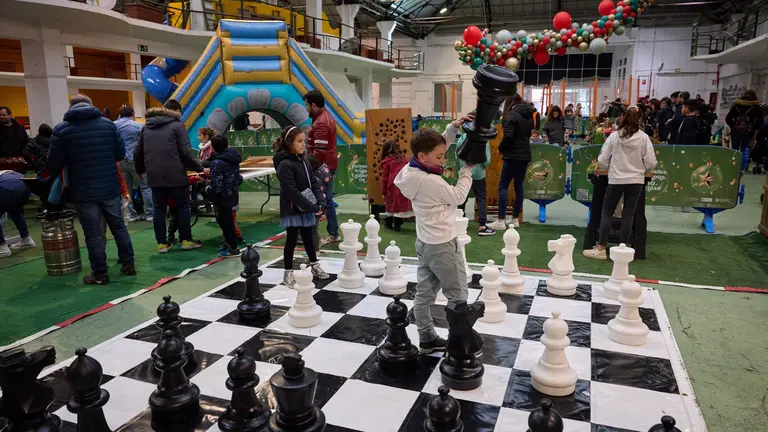 La antigua estaci&oacute;n de autobuses acoge un espacio navide&ntilde;o gratuito con camas el&aacute;sticas, trenecito infantil, un ajedrez gigante, futbolines y zona de juegos. CEDIDA
