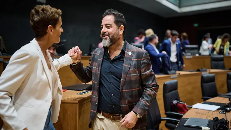 Mar&iacute;a Chivite junto a Ram&oacute;n Alz&oacute;rriz en el pleno del Parlamento. PABLO LASAOSA