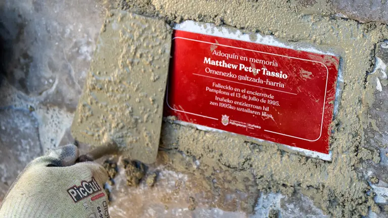 La alcaldesa, Cristina Ibarrola, participa en la colocaci&oacute;n del primer adoqu&iacute;n en recuerdo a las personas fallecidas en el encierro de los Sanfermines a lo largo de la historia. I&Ntilde;IGO ALZUGARAY