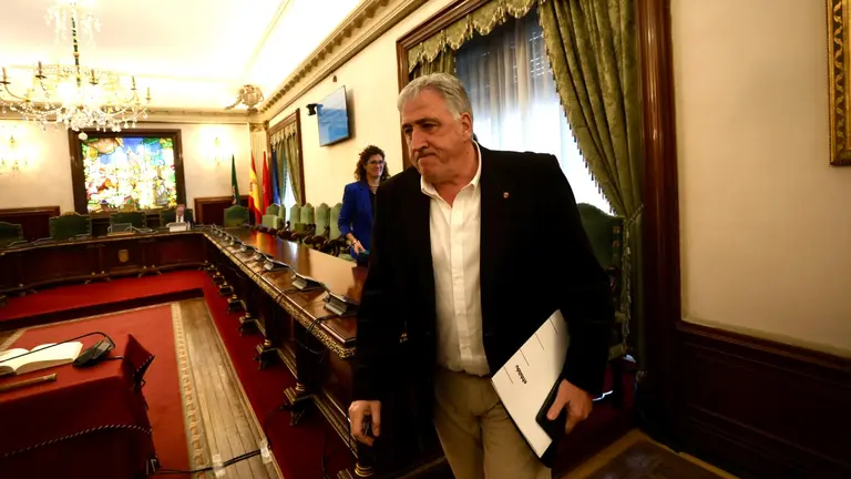 El concejal de EH Bildu y futuro alcalde, Joseba Asir&oacute;n, en el pleno por la moci&oacute;n de censura de EH Bildu y el PSN-PSOE a Cristina Ibarrola en el Ayuntamiento de Pamplona. I&Ntilde;IGO ALZUGARAY