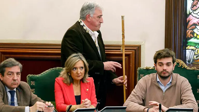 El concejal de EH Bildu, Joseba Asiron (c) pasa con el bast&oacute;n de mando junto a su predecesora en el cargo, Cristina Ibarrola (c-abajo) tras proclamarse alcalde de Pamplona tras la moci&oacute;n de censura en el Ayuntamiento de Pamplona, este jueves. La primera moci&oacute;n de censura de la historia democr&aacute;tica del Ayuntamiento de Pamplona despojar&aacute; de la alcald&iacute;a a UPN y dar&aacute; paso a un gobierno local liderado por EH Bildu con el apoyo de PSN, Geroa Bai y Contigo-Zurekin. EFE/Villar L&oacute;pez