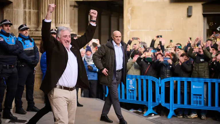 El nuevo alcalde de Pamplona, Joseba Asir&oacute;n, sale a saludar a las personas en la Plaza del Ayuntamiento despu&eacute;s de la moci&oacute;n de censura. PABLO LASAOSA