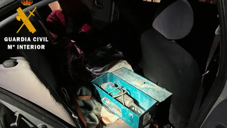 Parte del material robado que se encontraba en el interior del coche. GUARDIA CIVIL