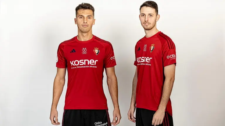 Lucas Torr&oacute; y Ra&uacute;l de Haro con la camiseta especial de Osasuna por la Supercopa. CEDIDA