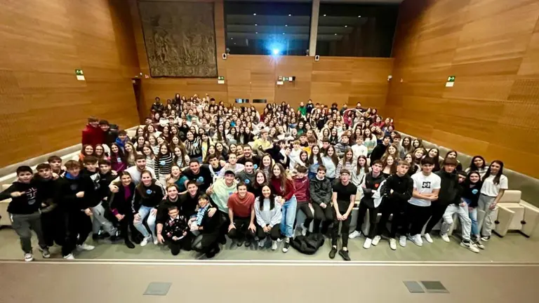 Reencuentro de 300 adolescentes tras su paso por las colonias de Fuenterrabia. CEDIDA