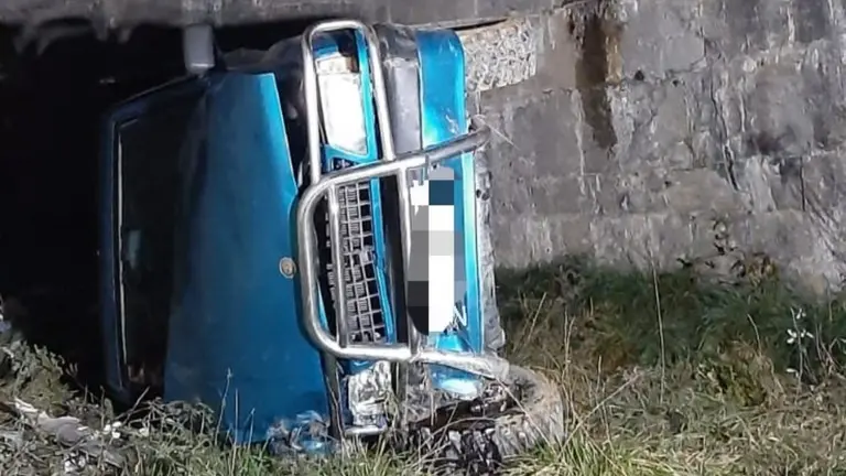 Un coche con cinco j&oacute;venes cae dentro del Fuerte de San Crist&oacute;bal. CEDIDA