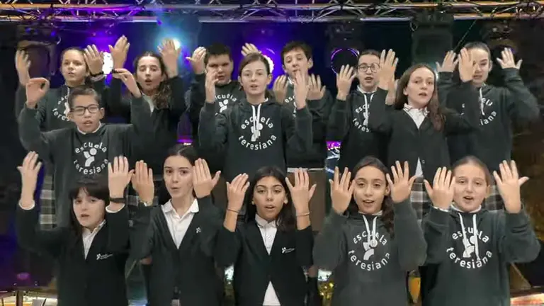 Coro del colegio Teresianas, que ha participado en la grabaci&oacute;n del villancico "As&iacute; es Pamplona por Navidad".