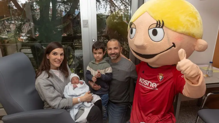 Sim&oacute;n, el primer beb&eacute; nacido en Navarra en 2024 recibe una visita de Osasuna. OSASUNA