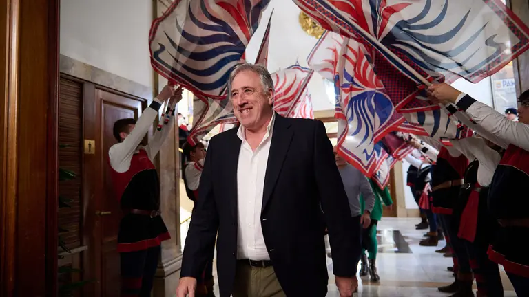 El alcalde, Joseba Asiron, y miembros de la Corporaci&oacute;n municipal participan en la entrega de la XXII Haba de Oro, otorgada por la Asociaci&oacute;n Cabalgata Reyes Magos de Pamplona a ASPACE. PABLO LASAOSA