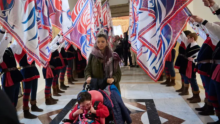 El alcalde, Joseba Asiron, y miembros de la Corporaci&oacute;n municipal participan en la entrega de la XXII Haba de Oro, otorgada por la Asociaci&oacute;n Cabalgata Reyes Magos de Pamplona a ASPACE. PABLO LASAOSA
