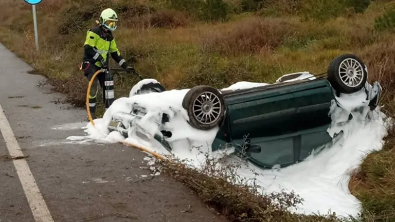 Imagen de los bomberos interviniendo en el accidente de tr&aacute;fico ocurrido en Lodosa. BOMBEROS DE NAVARRA