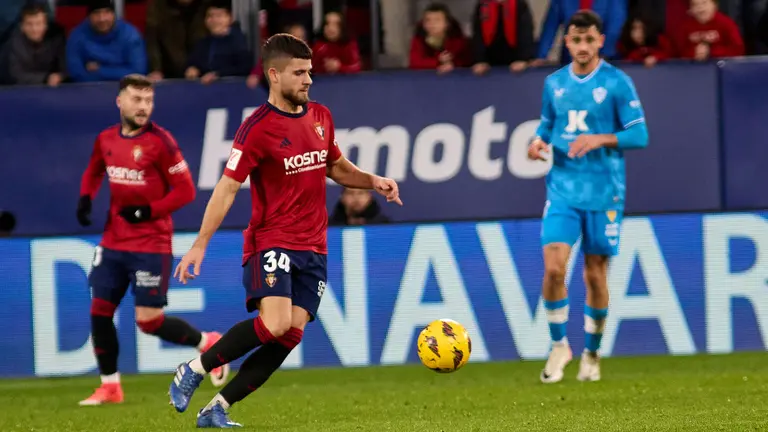 Iker Mu&ntilde;oz (34. CA Osasuna) durante el partido de La Liga EA Sports entre CA Osasuna y UD Almer&iacute;a disputado en el estadio de El Sadar en Pamplona. I&Ntilde;IGO ALZUGARAY