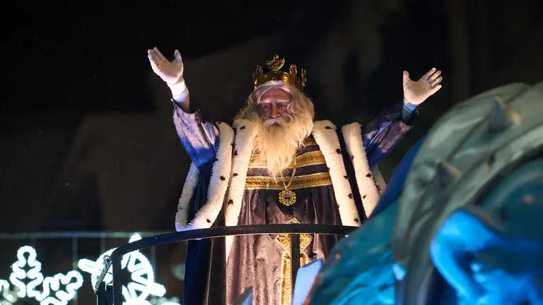 Los Reyes Magos desfilan por las calles de Pamplona durante la Cabalgata 2024. PABLO LASAOSA
