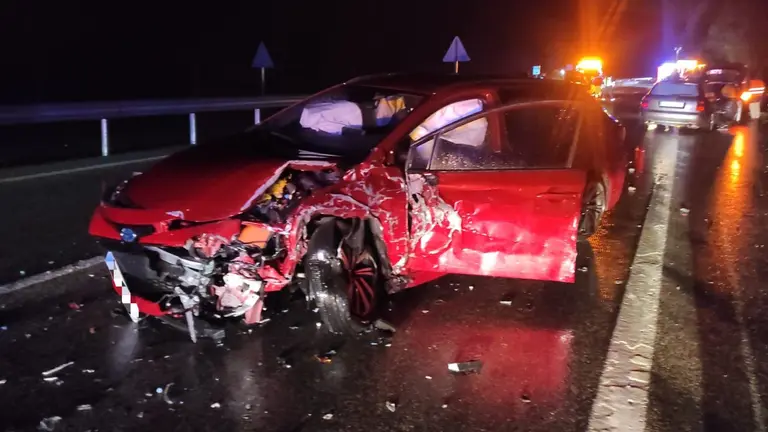 Estado en el que ha quedado uno de los coches implicados en el accidente ocurrido en la A-15. GUARDIA CIVIL