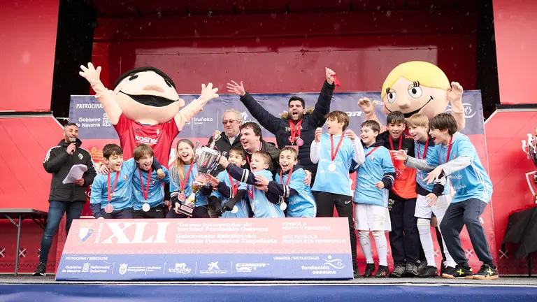 Entrega de los trofeos del Torneo Interescolar de Osasuna 2023-2024 a todos los equipos ganadores, mejores jugadores y m&aacute;ximos goleadores. PABLO LASAOSA