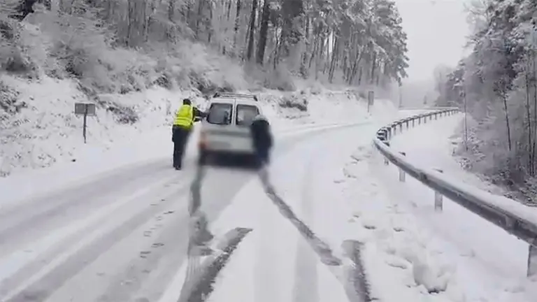 Un conductor atrapado por la nieve en el puerto de Erro. CEDIDA