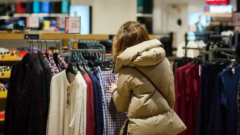 Comienzo de las rebajas de invierno en El Corte Ingl&eacute;s. PABLO LASAOSA