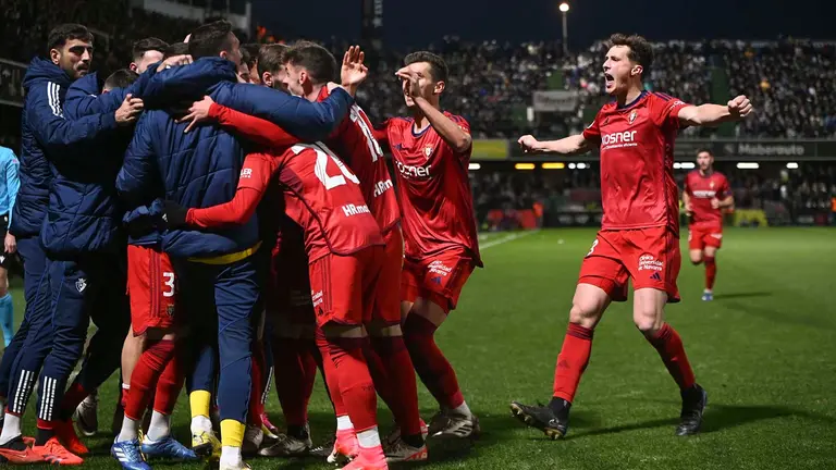 Los jugadores del Osasuna celebran el gol de Jos&eacute; Arnaiz durante el partido de dieciseisavos de final de la Copa del Rey que disputan este domingo el CD Castell&oacute;n y CA Osasuna en el Estadio Municipal de Castalia. EFE/ Andreu Esteban